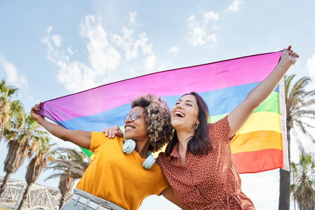 Casal fazendo turismo LGBT no Brasil