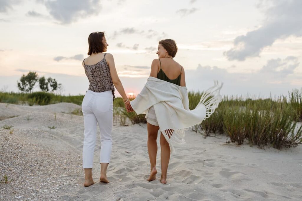 Casal de mulheres andando na praia