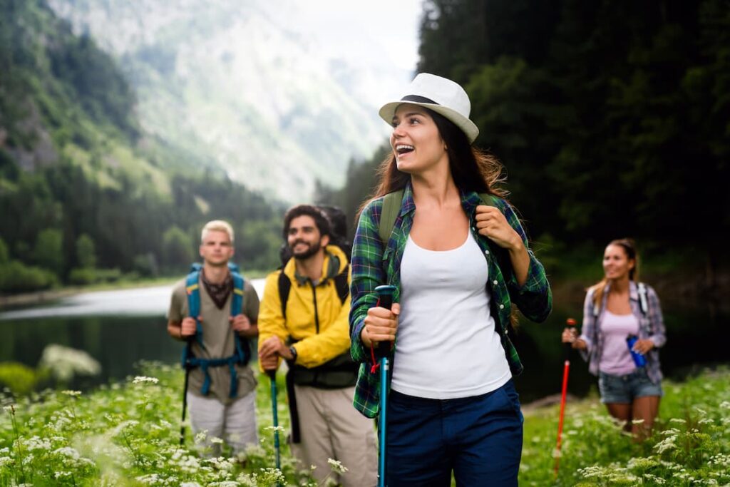 Amigos descobrindo os tipos de turismo