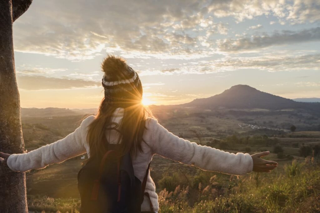 Mulher olhando o nascer do sol