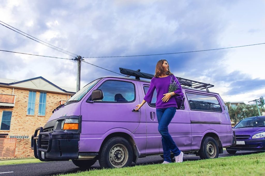 Mulher indo legalizar uma van para turismo
