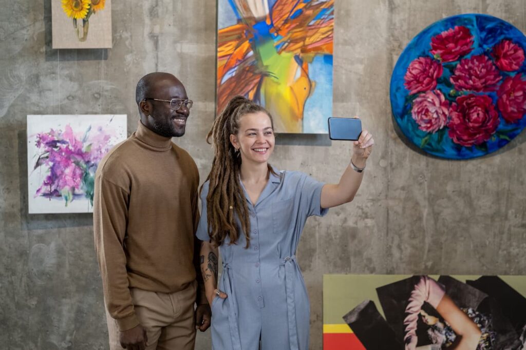 Casal fazendo turismo cultural no Brasil