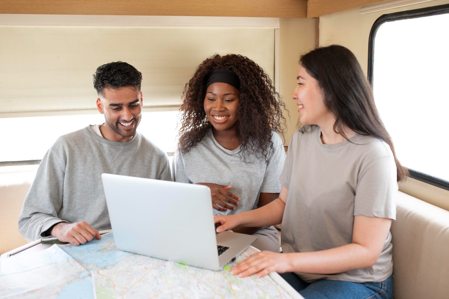 6 plataformas de cursos gratuitos para profissionais do turismo